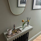 Wiggle hallway shelf, close-up detail