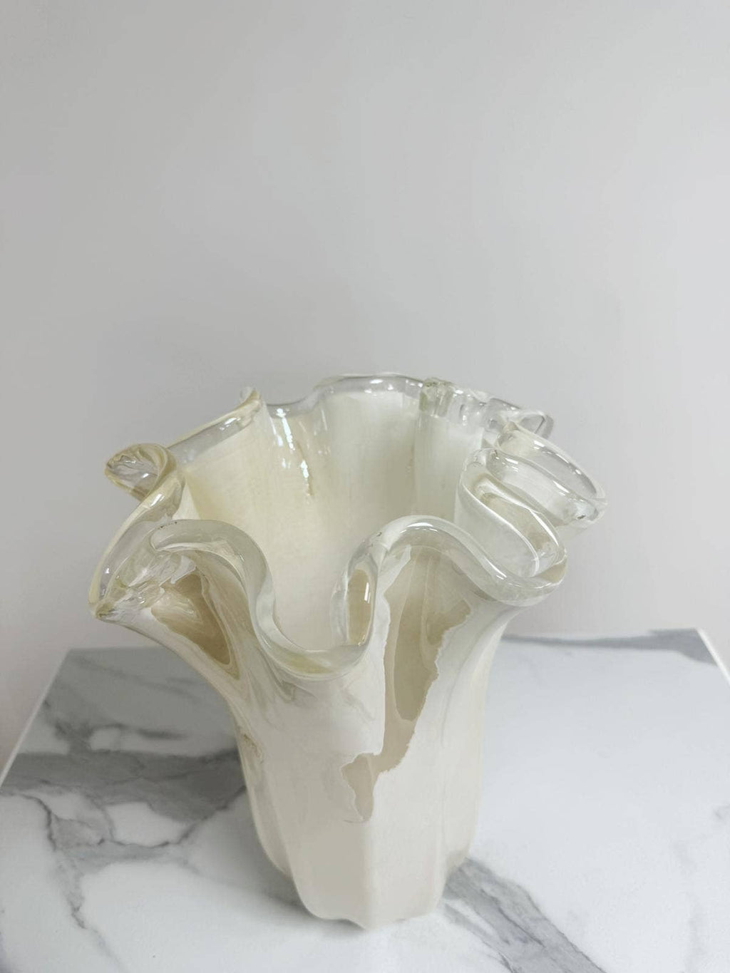 Large ivory Murano glass handkerchief vase, product photo 3
