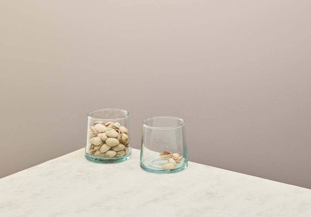 Set of low glasses in recycled glass, detail view