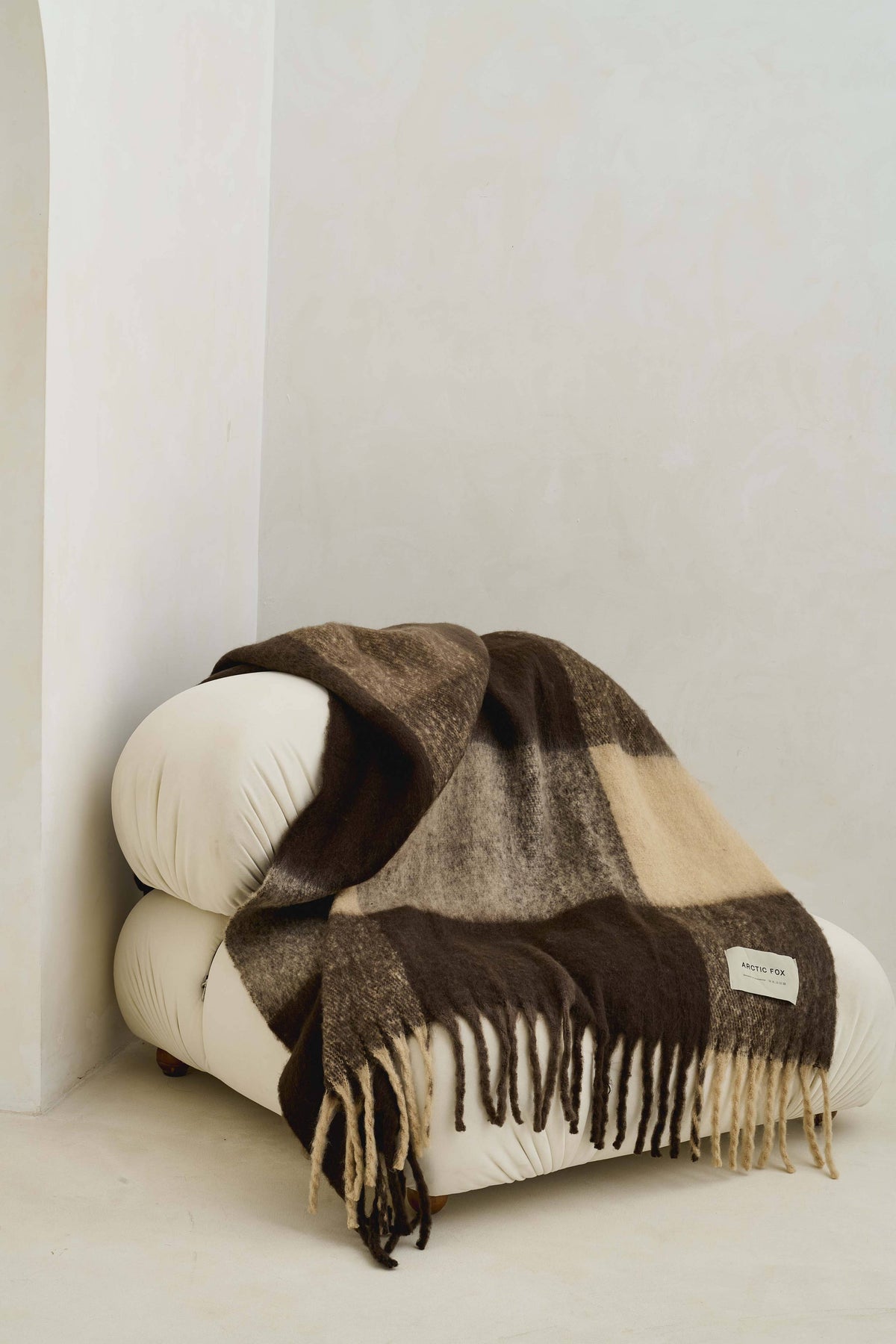 Reykjavik Throw in dark earth brown, view 3