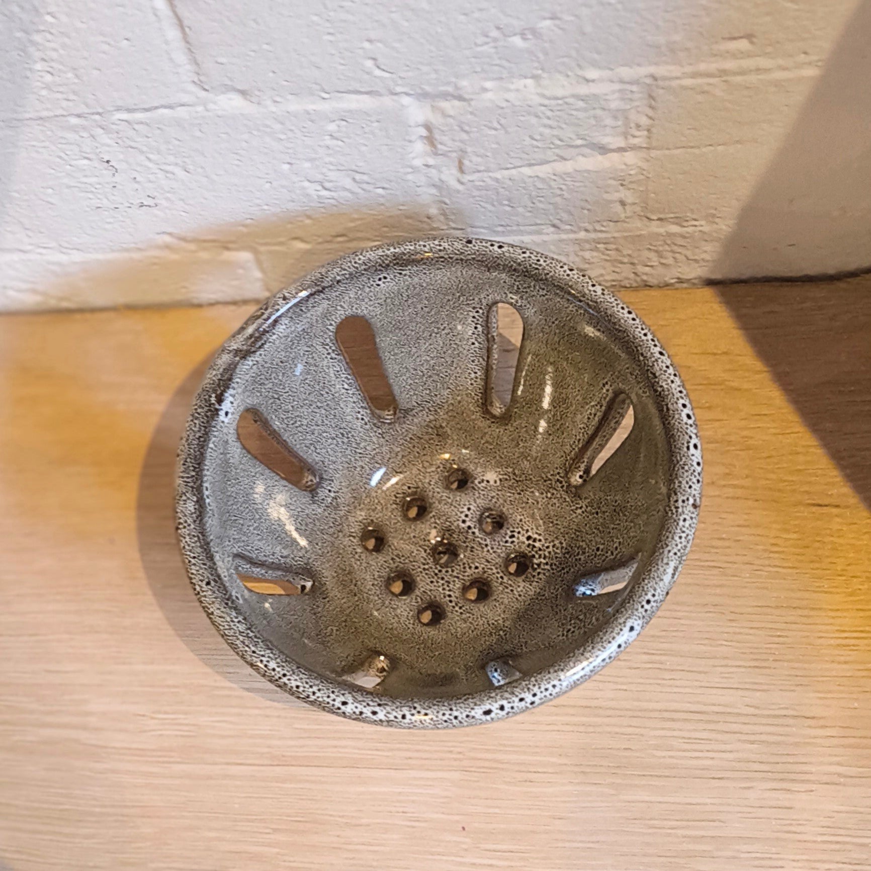 ceramic fruit bowl with drain holes